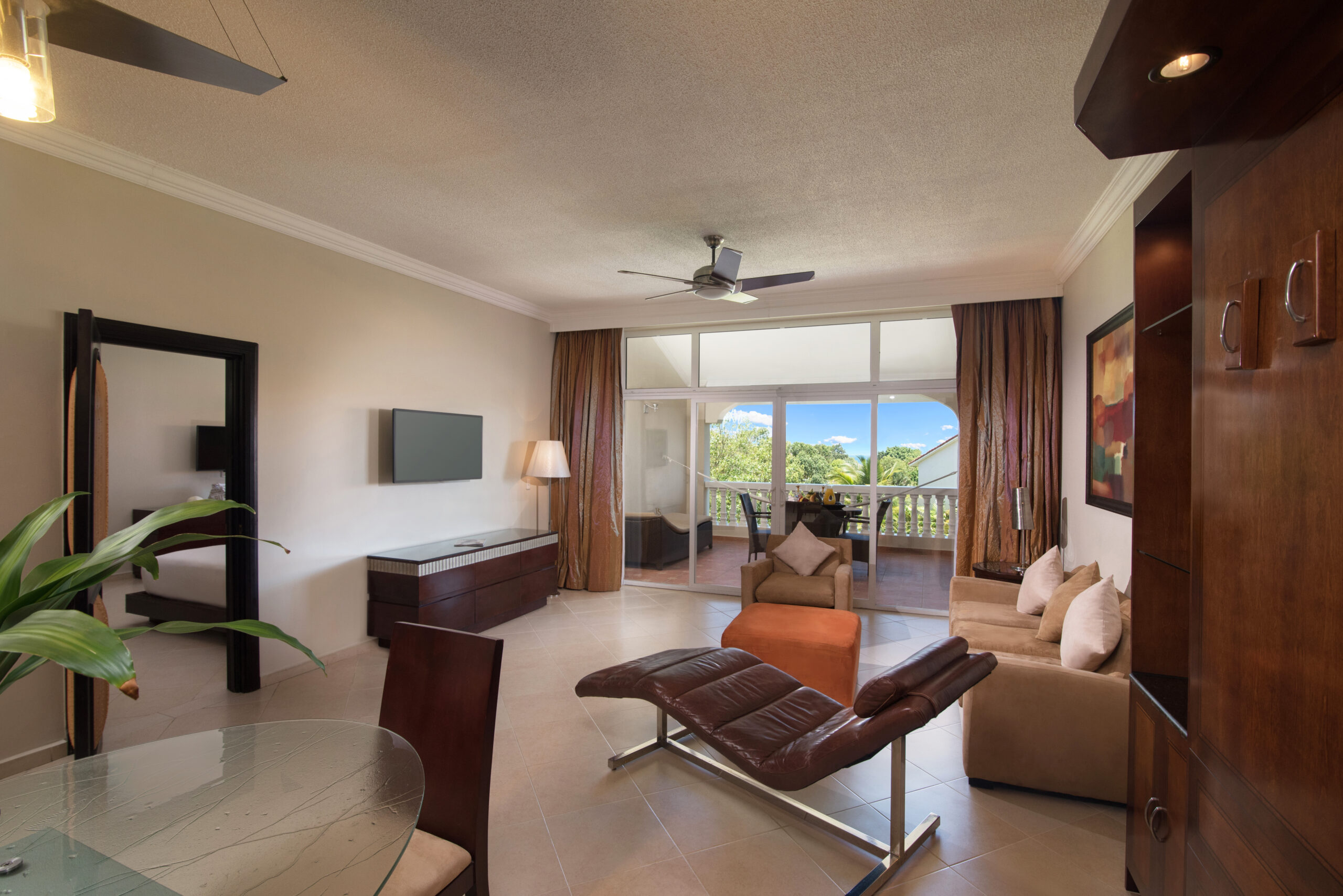 One Bedroom Presidential Suite. - Image 7